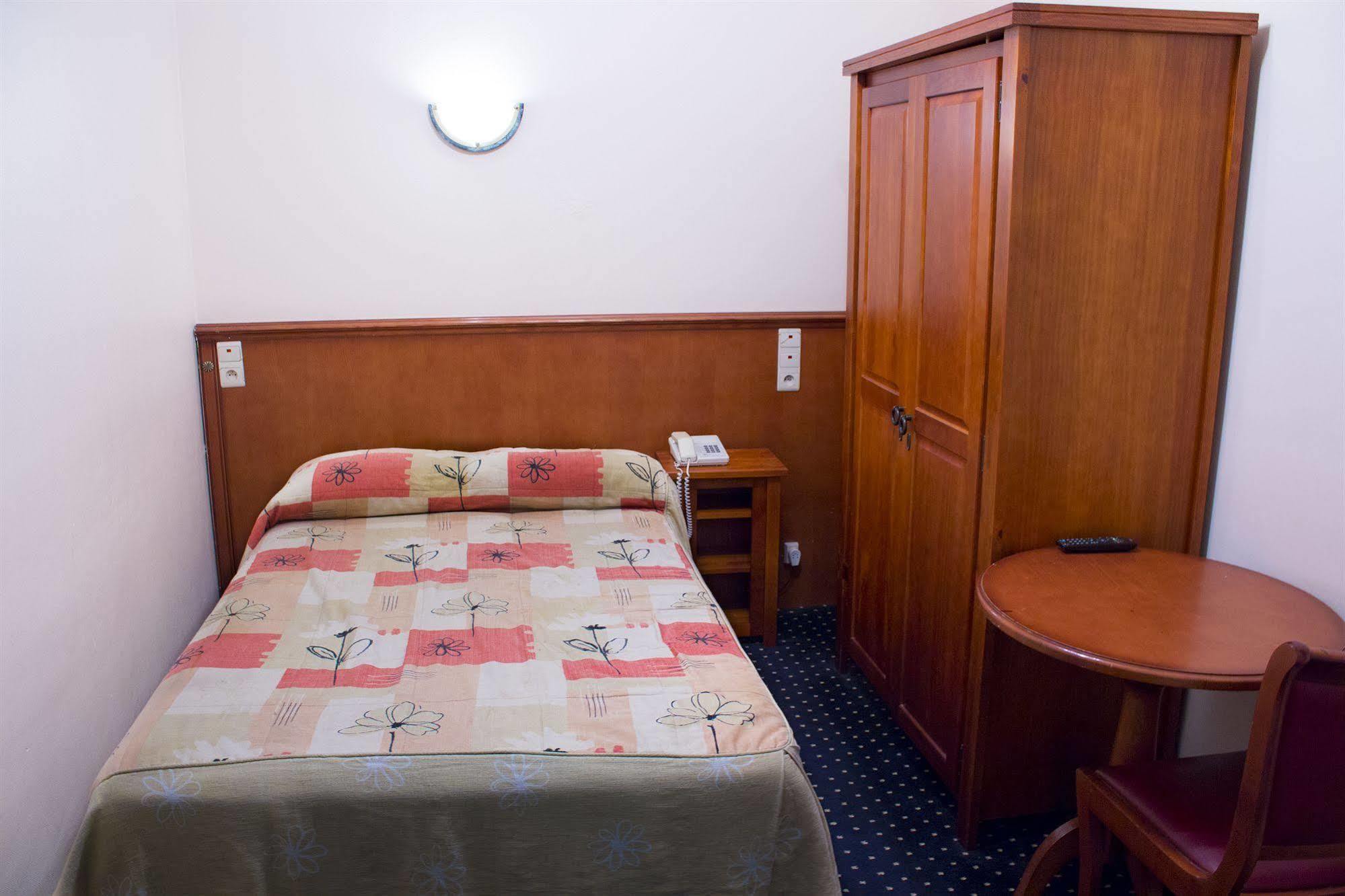 Hotel Continental Gare Du Midi 2*